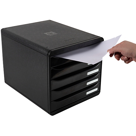 Zwarte documentenorganizer met vier compartimenten. Een hand neemt een vel papier.