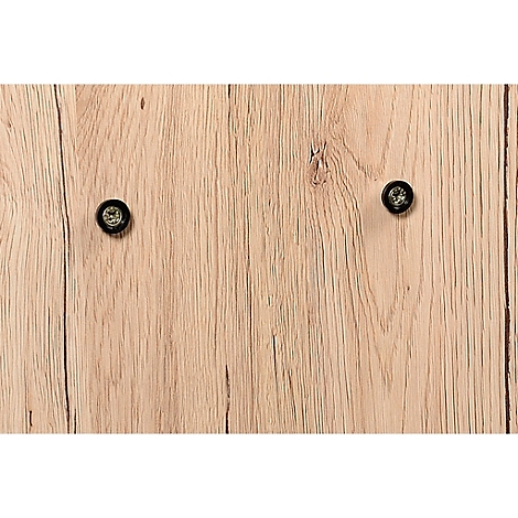 Nahaufnahme einer Holzmaserung mit zwei schwarzen Schrauben. Die Holzmaserung hat eine helle, beige Farbe und natürliche Strukturen.