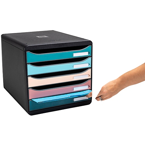 Organisateur de documents noir avec cinq tiroirs colorés. Une main tire un insert en papier bleu.
