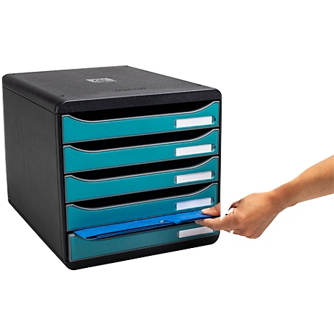 Organisateur de documents noir avec des tiroirs turquoise. Une main ouvre un tiroir bleu.