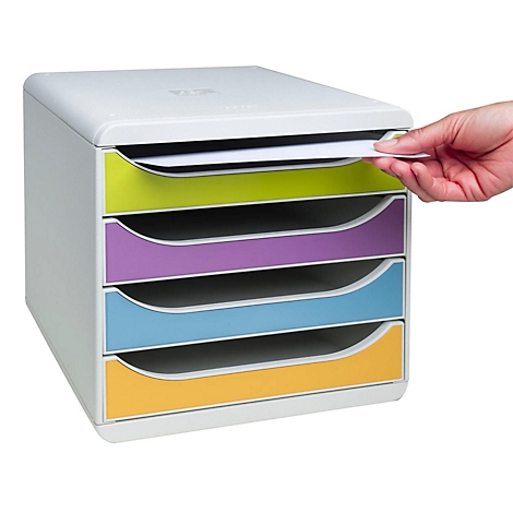 Système de classement de documents blanc avec quatre tiroirs colorés. Une main sort une feuille.