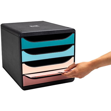 Organisateur de documents noir avec des tiroirs colorés. Une main tire l'un des tiroirs.