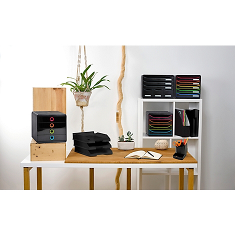 Schreibtisch mit Büromaterialien: Schubladen, Ablagen, Notizbuch, Stifte, Topfpflanze. Aufhellung und Dekoration.