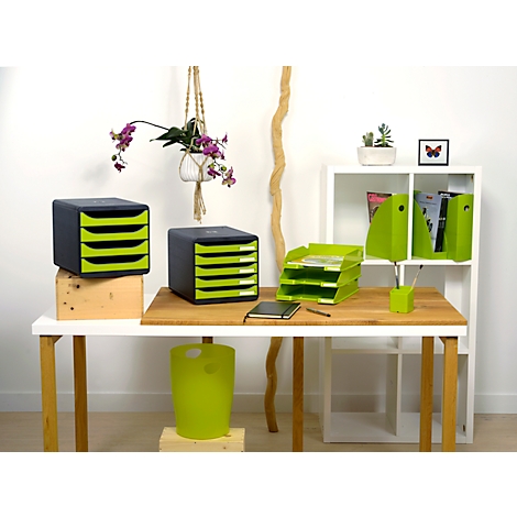 Schreibtisch mit Büromaterialien: Schubladen, Papierablage, Stifthalter, Papierkörbe, Pflanzen, Schmetterling. Farben: Grün, Anthrazit, Holz.