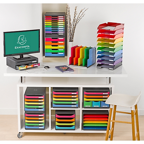 Büro-Arrangement mit bunten Ablagen und Aufbewahrungssystemen, mit Monitor, Tastatur, Notizbuch und Stuhl.