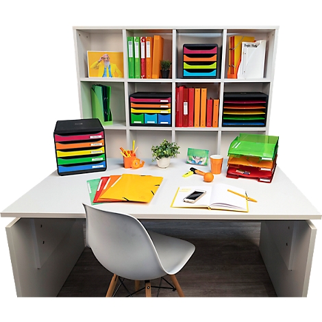 Weisser Schreibtisch mit Büromaterial, Stuhl, Schränken. Mehrfarbige Ordner, Stifte, Notizbuch und Smartphone. Büro eingerichtet.