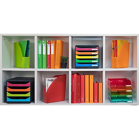 Blick in einen weissen Schrank mit acht Fächern, gefüllt mit Ordnern, Papierablagen und dekorativen Elementen in verschiedenen Farben.