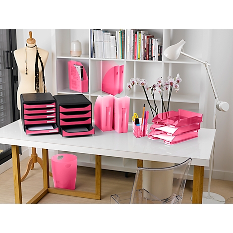 Ein Schreibtisch mit pinkfarbenem Bürobedarf, darunter Ablagen, Stifthalter, Papierkörbe und Ordner. Eine Orchidee steht daneben.