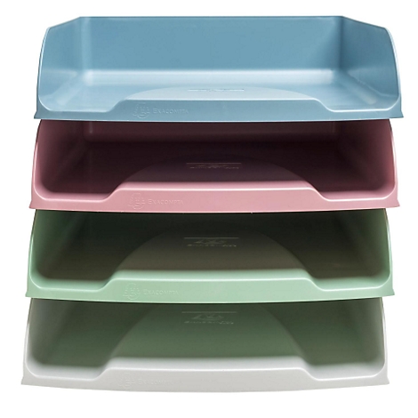 Vier farbige Ablagefächer übereinandergestapelt. Von oben nach unten sind sie blau, rosa, grün und weiß.
