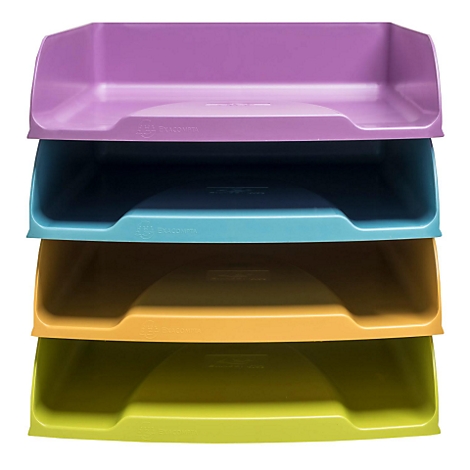 Vier farbige Ablagefächer übereinandergestapelt. Von oben nach unten: lila, blau, gelb, grün.