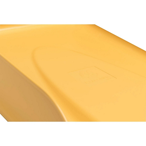 Detailaufnahme einer gelben, geschwungenen Kunststoffoberfläche mit einem geprägten Logo. Die Oberfläche hat eine glatte, leicht reflektierende Textur.