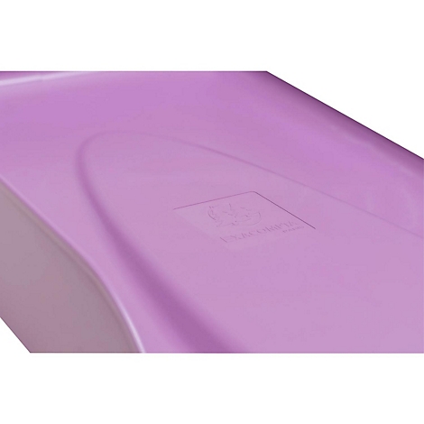 Detailaufnahme einer lila Kunststofffläche mit einem geprägten Logo. Der Blickwinkel ist leicht von oben.