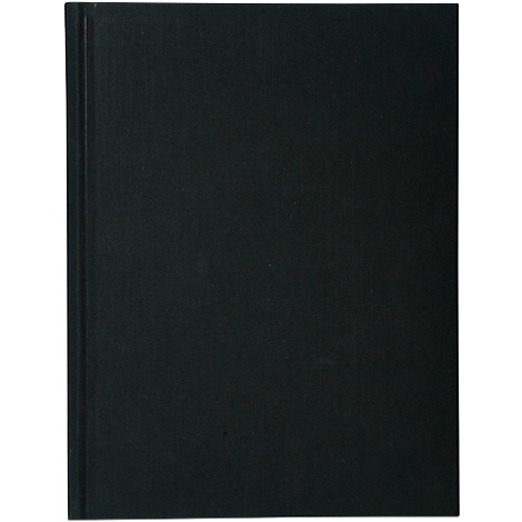 Un livre noir fermé avec une couverture en lin, légèrement de biais sur une surface blanche.