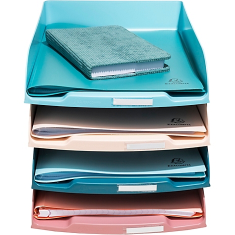 Stapel van veelkleurige trays met papieren en notitieboek. Kleuren: turkoois, roze, beige.