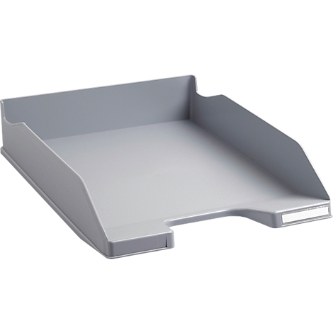Plateau de rangement gris incliné avec un bord surélevé. Une étiquette blanche est apposée.
