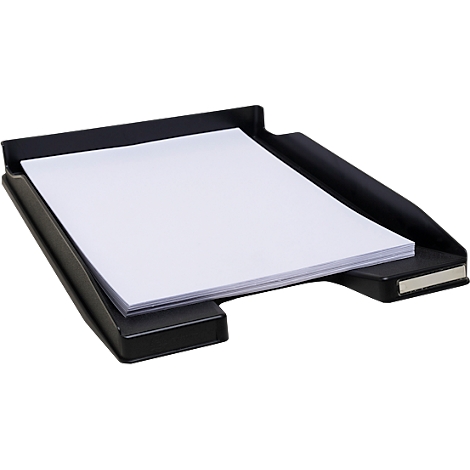 Bac à papier noir avec une pile de feuilles blanches.
