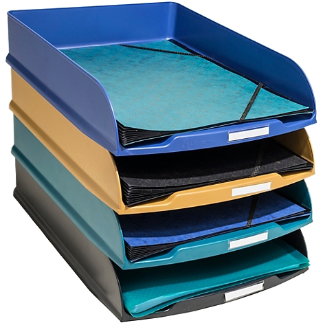 Pile de plateaux multicolores avec des papiers. Plateaux bleus, jaunes, turquoises et noirs remplis de documents. Chaque plateau a une étiquette nominative.