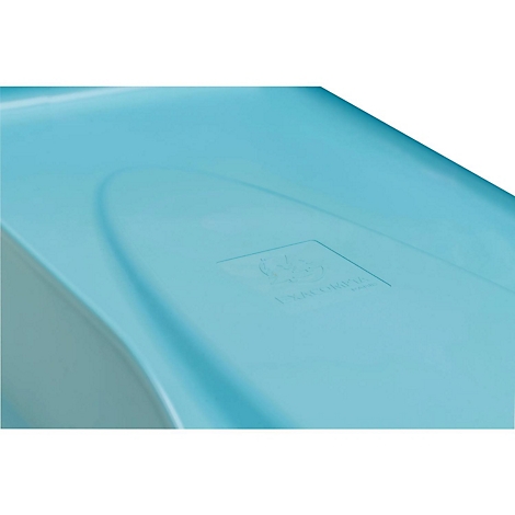 Gros plan d'une baignoire pour bébé turquoise. Un logo est estampillé sur la surface.