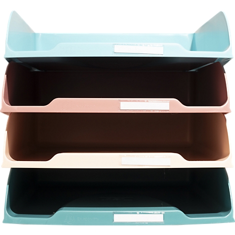 Plateaux empilables quadrichromes, bleu, rose, marron et turquoise. Avec des étiquettes blanches.