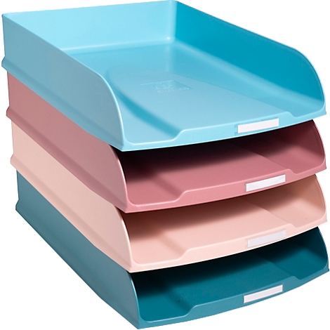 Quatre bacs à dossiers colorés empilés les uns sur les autres : bleu clair, rose, rose clair et bleu foncé. Chaque bac a un renfoncement pour la prise en main.