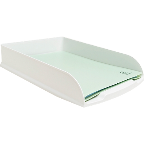 Un bac à papier blanc et plat avec des côtés arrondis. A l'intérieur se trouvent des papiers verts et bleus.