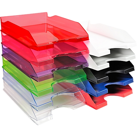 Des plateaux à documents en plastique multicolores. Les plateaux sont empilés en différentes couleurs.