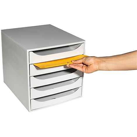 Organisateur de bureau gris avec tiroirs. Une main tire une enveloppe jaune d'un des tiroirs.