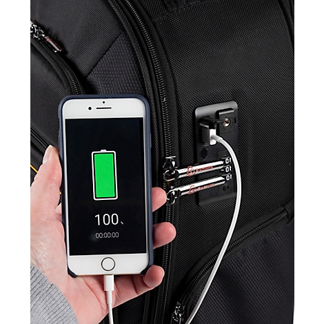Ein Smartphone wird mit einem Ladekabel an einem schwarzen Rucksack geladen. Auf dem Bildschirm steht "100".