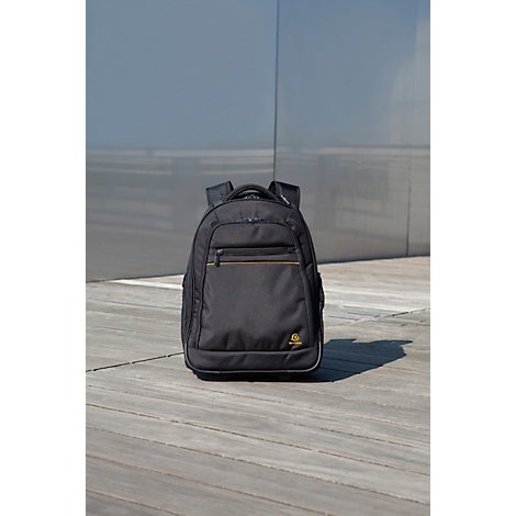 Schwarzer Rucksack vor grauem Hintergrund, Blick von vorne, braune Reißverschlüsse.