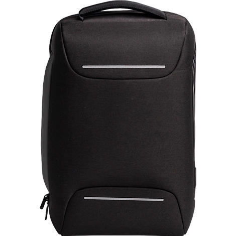Schwarzer Rucksack mit silbernen Reflektorstreifen. Oben Tragegriff, Reißverschluss an der Seite.