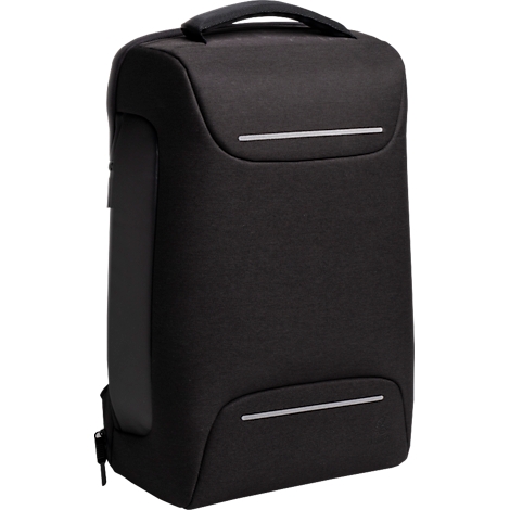 Schwarzer Rucksack mit silbernen Reflektorstreifen. Oben ein Tragegriff.