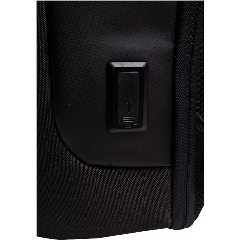 Naheinstellung eines schwarzen Rucksacks mit USB-Anschluss.