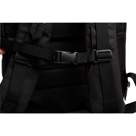 Detailaufnahme des Rückenteils eines schwarzen Rucksacks, mit schwarzen Gurten, einem Schnallenverschluss und gepolstertem Rückenbereich.