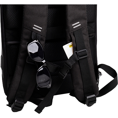 Schwarzer Rucksack mit Sonnenbrille, einer Karte und Reflektoren an den Trägern.
