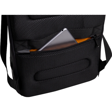 Schwarzer Rucksack mit Tablet in der Reißverschlusstasche. Der Stoff ist strukturiert, die Tasche mit orangefarbenem Futter.