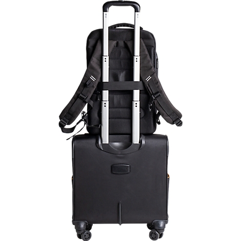 Schwarzer Trolley mit Rucksack auf weißem Hintergrund. Der Trolley hat einen silbernen Griff. Der Rucksack hat Schultergurte.