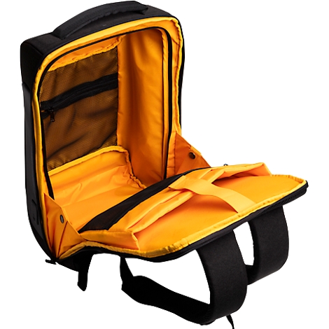 Zwarte rugzak met open klep. Geel interieur, met vakken met rits en schouderbanden.