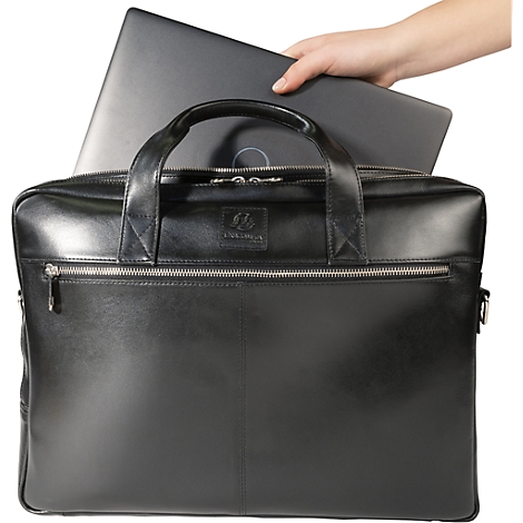 Schwarze Ledertasche mit Laptop. Hand hält Laptop über offener Tasche. Reißverschluss, Tragegriff, dezentes Logo.