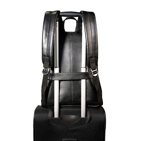 Schwarzer Lederrucksack, der auf einem schwarzen Rollkoffer angebracht ist. Der Rucksack hat zwei gepolsterte Schultergurte und einen Tragegriff.
