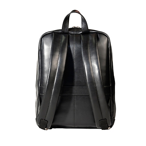 Schwarzer Lederrucksack, Rückansicht. Tragegriff, Schultergurte und Reißverschluss.