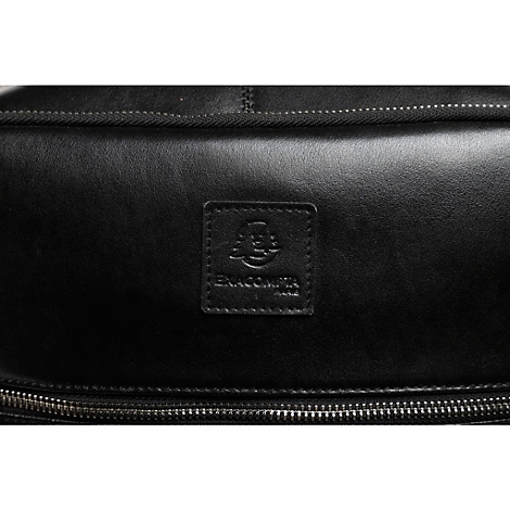 Detailaufnahme einer schwarzen Leder-Umhängetasche. Oben mit Ziernähten, unten mit Reißverschluss. Aufgenähtes Logo-Patch.