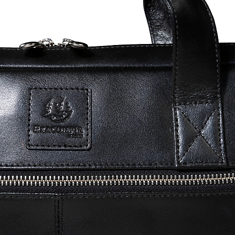 Detailaufnahme einer schwarzen Ledertasche mit Reißverschluss, Griff und Logo-Patch.