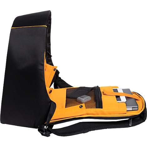 Schwarzer Rucksack mit orangefarbener Innenausstattung, geöffnet. Laptop, Maus und Karten sind sichtbar.