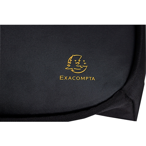 Close-up van een zwarte tas met een gouden logo, met de tekst EXACOMPTA.