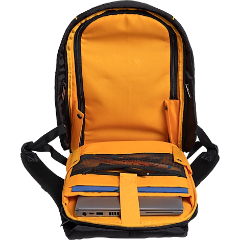 Zwarte rugzak, oranje binnenkant, met laptop en documenten. Open tas met ritsen en schouderbanden.