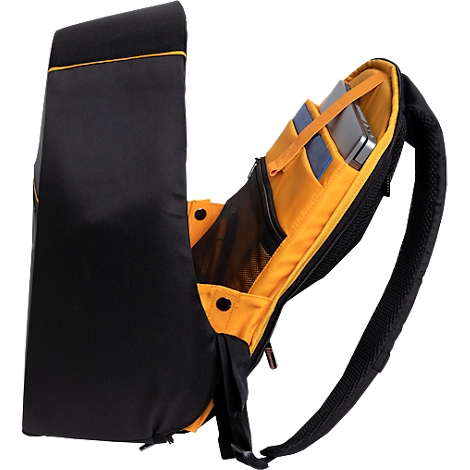 Zwarte rugzak met gele binnendetails, open, met laptop en compartimenten.