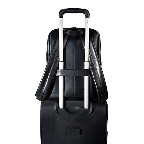 Sac à dos noir sur une valise avec poignée rétractable, vue de détail arrière.