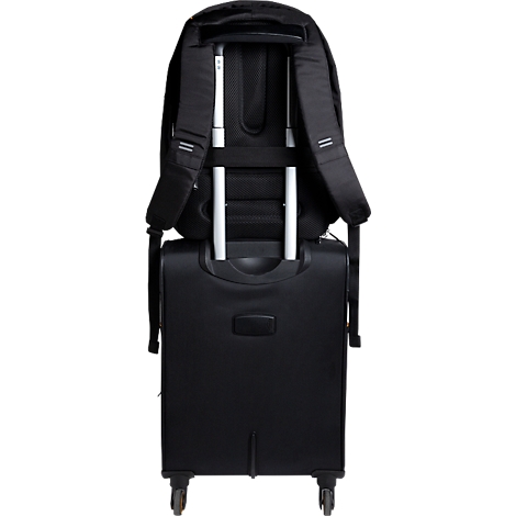 Sac à dos noir sur une valise noire avec poignée télescopique. Vue arrière des bagages.