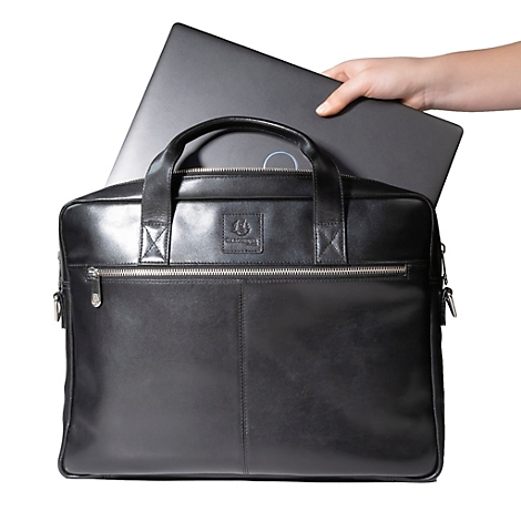 Mallette en cuir noir, avec un ordinateur portable placé à l'intérieur. Une main tient l'ordinateur portable.