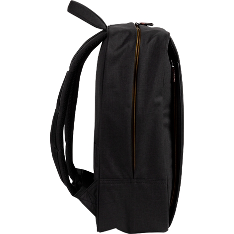 Schwarzer Rucksack von der Seite, mit Reißverschluss und Trageriemen.